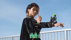 “第3のライダー”となる「仮面ライダーネクロム」の変身ポーズをアランがレクチャー