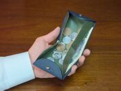 革新的な極小本革二つ折り財布『ハンモックウォレット』にNEWカラー「ネイビー×カーキ」が登場！