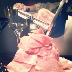 ショットバーのお酒と生ハムのマリアージュを心ゆくまで楽しめる新企画　仙台駅前「Bar Fiore」でスライスしたての生ハムが1時間食べ放題