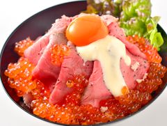 話題のローストビーフ丼と北海道直送のいくらがコラボ　超贅沢な他人丼「ローストビーフいくら丼」を一日20食限定で販売！初めての味を食べてみたいと毎日完売の大盛況！