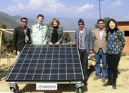 太陽光発電システムの引渡しの様子（ネパール、シンドゥパルチョーク郡）