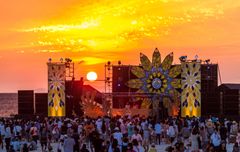 世界を魅了するビーチパーティーの決定版！「CORONA SUNSETS FESTIVAL」第一弾出演アーティストを発表　ハウスDJ「Claptone」 / ライヴバンド「PillowTalk」の2組が決定