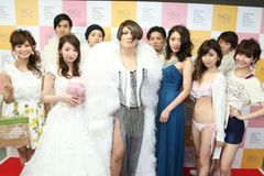 福岡アジアコレクション(FACo)2016「脱毛ラボステージ」にIKKOさんがサプライズ出演！「どんだ毛～」と叫びカツラを取った