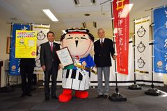 家康くん、鈴木市長と徳川恒孝氏の3ショットで満面の笑みの家康くん