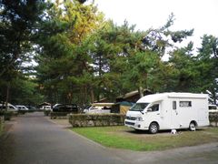 キャンピングカー旅行中の食事についての調査　旅行先では飲食店で外食するケースが主流
