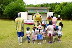 宇宙最強のテニスプレーヤーテニボくんと謎の宇宙人が4月29日(金)開催「有明スポーツフェスタ2016」にて子供たちに礼儀正しいあいさつを伝授