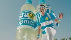 ゴクゴク飲めるスポーツ微炭酸「C.C.スポーツ」　松岡修造さん出演 新TV-CM放映　“スポーツの妖精”シューゾーが放つ「修造波」のパワーとは！？◆C.C.スポーツ「テニスコート」篇を4月12日(火)からオンエア開始◆「C.C.スポーツ」キャンペーンサイト( http://ccsports.jp )で4月4日(月)より先行公開