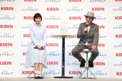 宮崎あおいさん、宮藤官九郎さんが夫婦役で共演　「キリン 杏露酒　ひんやりあんず」商品＆新CM発表会開催　～カップルの付き合い方に関する世代間ギャップに驚き！～