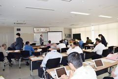 那覇市議会でのタブレット研修会の模様