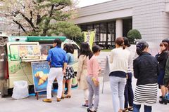 軽食のキッチンカーの様子