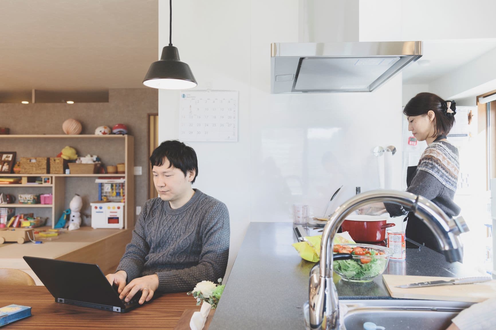 不要な時は収納も可能！ わが家の好きな場所が“自分だけの仕事スペース”に　 ～様々な事業を紹介する「積水ハウス ストーリー」を公開～