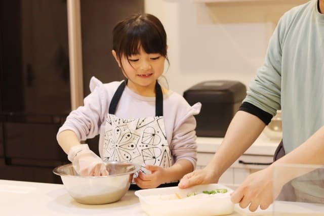 ストラク×伊藤園、五感で学ぶ！千駄谷小でわらび餅と日本茶のイベントを開催