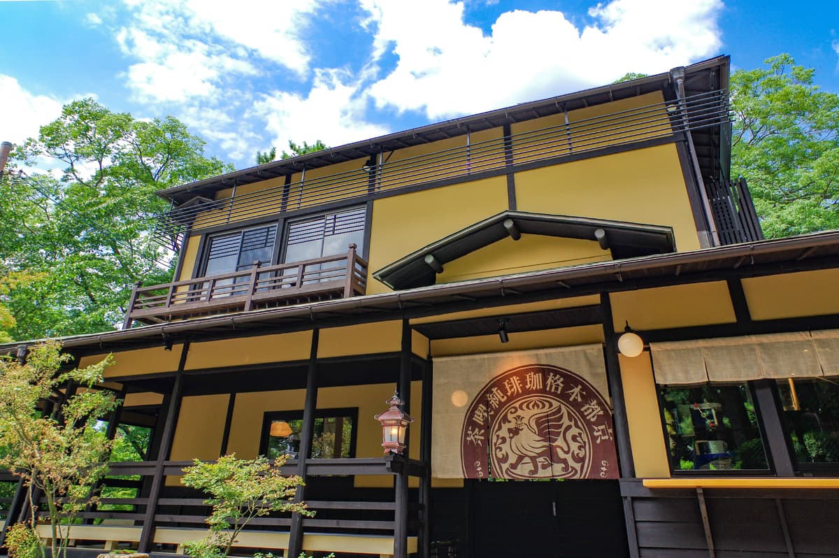 春にしか見られない最強の感動がここに。満開の祇園枝垂桜を見下ろす京都の絶景カフェ「eXcafe祇園八坂」