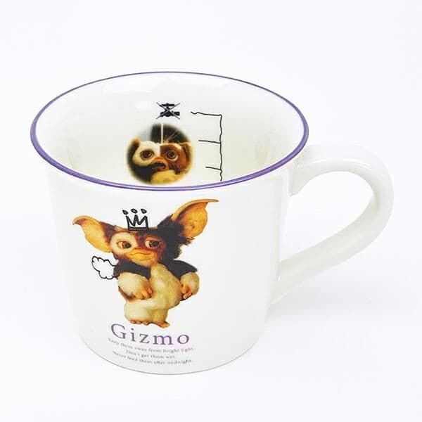 グレムリンの愛らしさが伝わるイラストに癒されるカラーラインマグ。デスクワークやリラックスタイムのお供におすすめです！