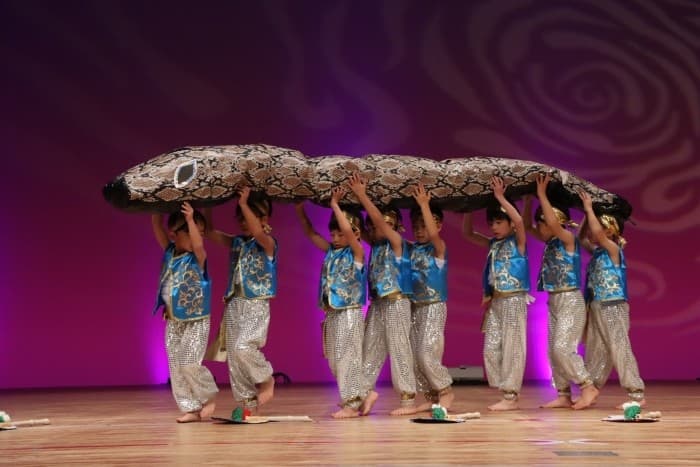 近畿大学九州短期大学附属幼稚園が「令和7年度生活発表会」を開催 園児が広い舞台で照明を浴びながら練習成果を披露