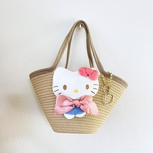 サンリオキャラクターのぬいぐるみ付カゴバッグ。いやしのキャラクターが存在感抜群のバッグです。