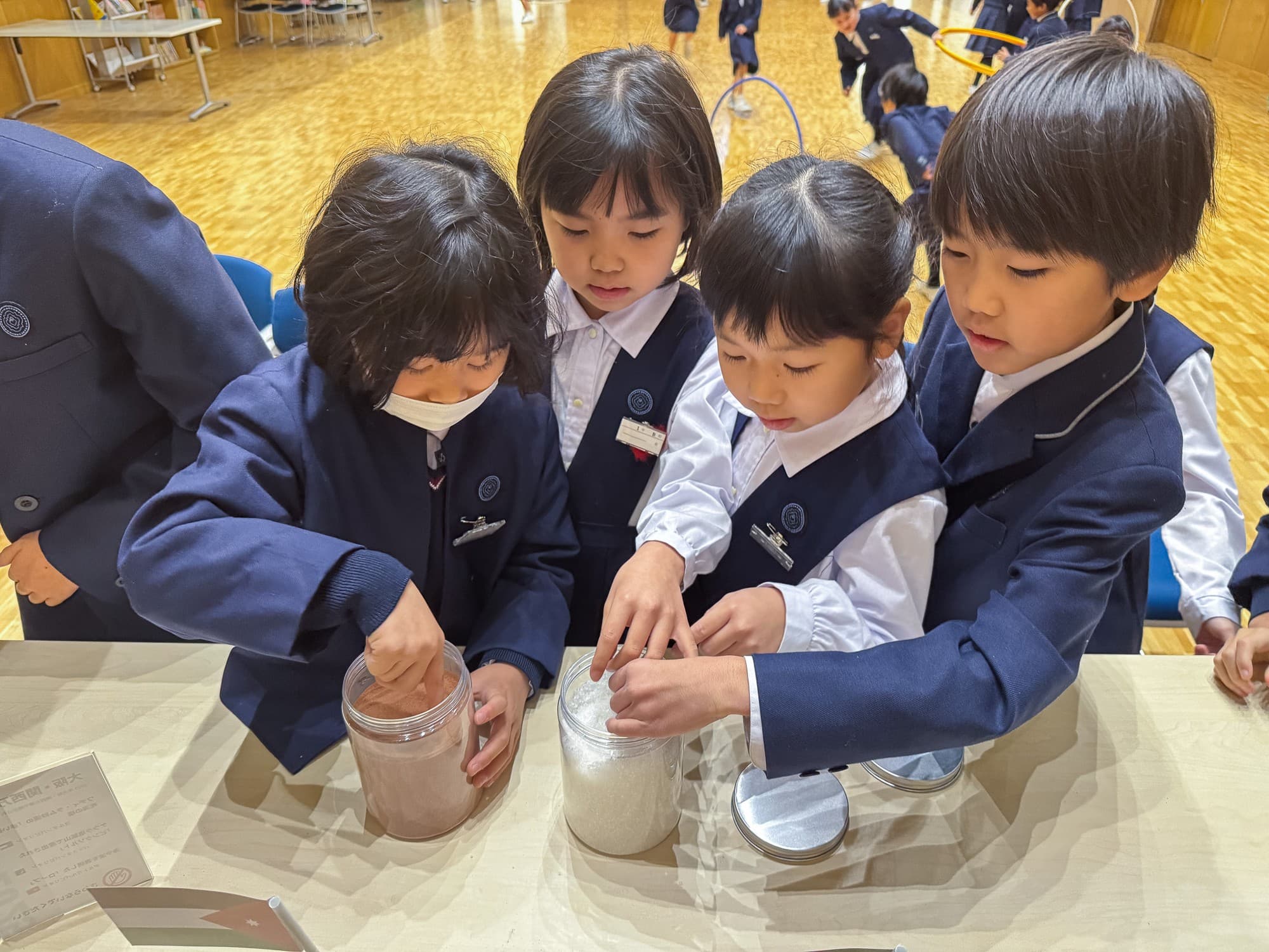 大阪信愛学院に2025年大阪・関西万博で展示されたヨルダンの赤い砂やパキスタンのピンクソルト等が寄贈される