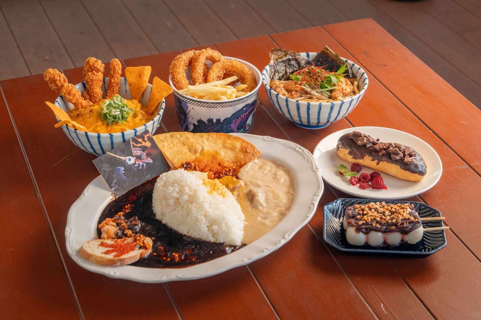 ニジゲンノモリ『ゴジラ迎撃作戦』5周年記念 コラボフードが大規模リニューアル ボリュームも見た目も“大迫力の怪獣飯”を食べつくせ！