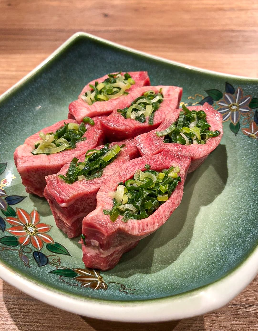 ヘルシーなタンを贅沢厚切り！たっぷりネギで夏に英気を養う名物「ネギタン塩」！～京都の焼肉店「西木屋町 肉しん」～