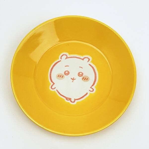 ちいかわのプレートのほわほわデザインは反則級なかわいさです。楽しいカラーリングで食卓をより華やかになります。