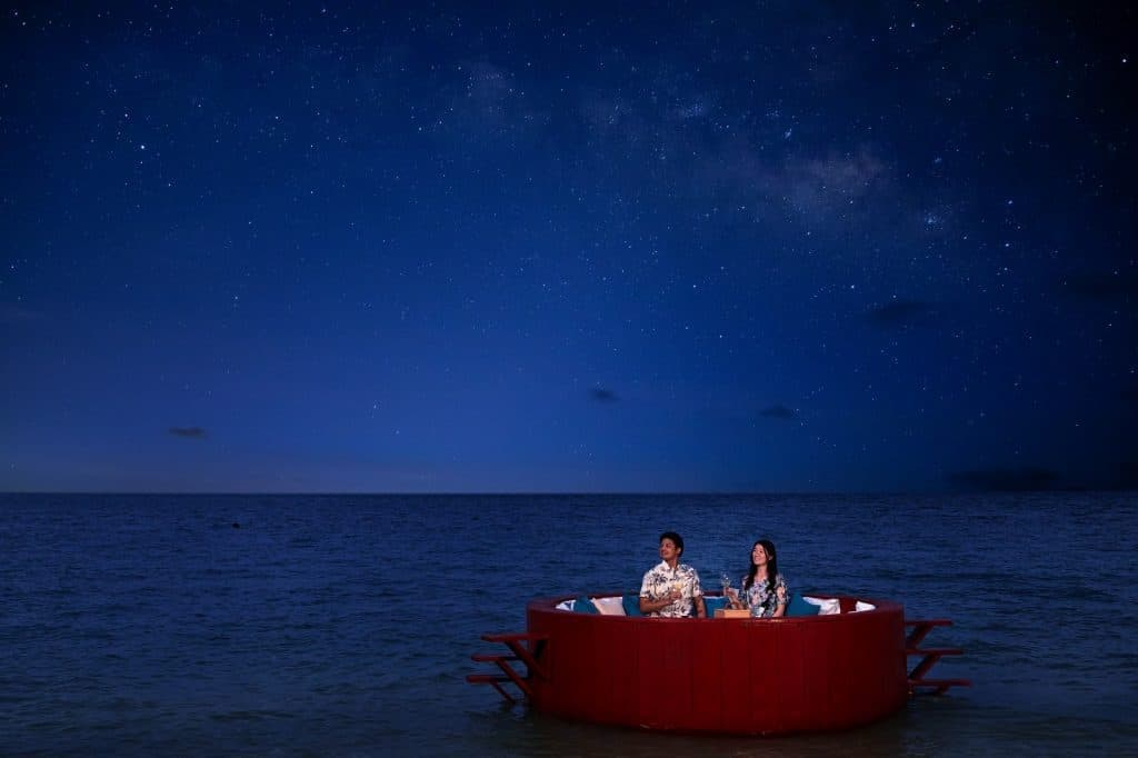 【リゾナーレ小浜島】満天の星と海の絶景を堪能できる「星空海上ラウンジ」が登場 ～かりゆしウェアに身を包み、ワインで優雅な時間を過ごす～　期間：2022年6月1日～7月31日