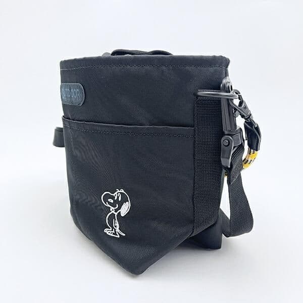 スヌーピーとOUTDOOR PRODUCTSのコラボバッグ！ブラックの生地がクールで、機能性と収納力に優れています