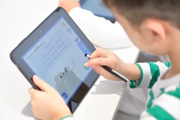 京セラ製法人向けWi-Fi(R)タブレット 「KC-T304」 ヒューマンアカデミーのさんすう数学教室「humath(ヒューマス)」に採用