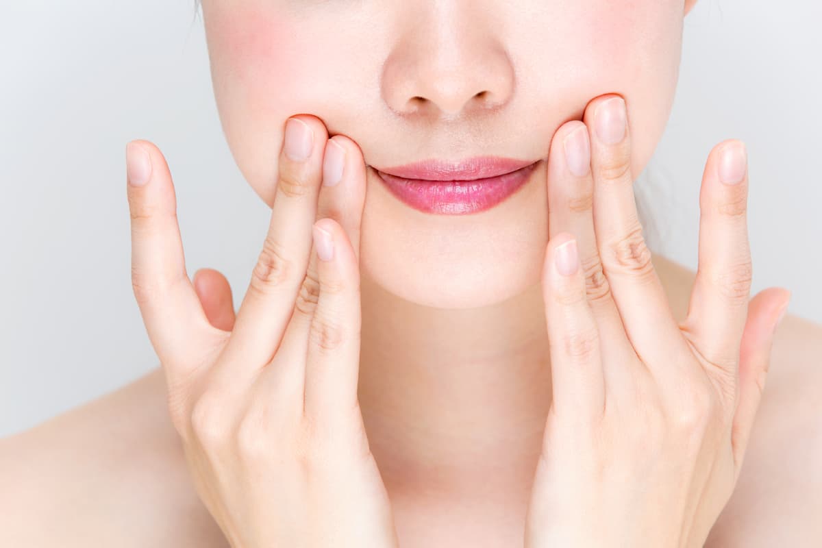 「口角を上げて若々しい印象に！トレーニングやメイク方法」ミス・パリのBeauty Picksにて美容に関する記事を公開