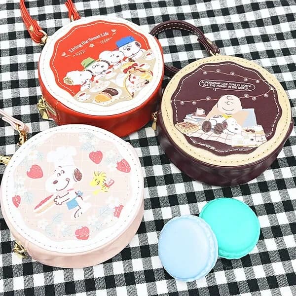 ふわっと甘くやさしい雰囲気にひとめぼれ！スヌーピーのラウンドマカロンポーチはとびっきりスウィートです。