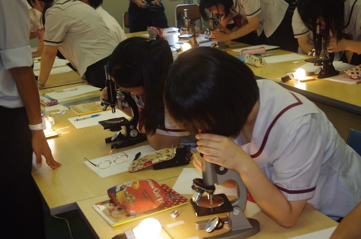 近畿大学水産研究所×近畿大学附属新宮高等学校　高校生が近大マグロのふ化を観察