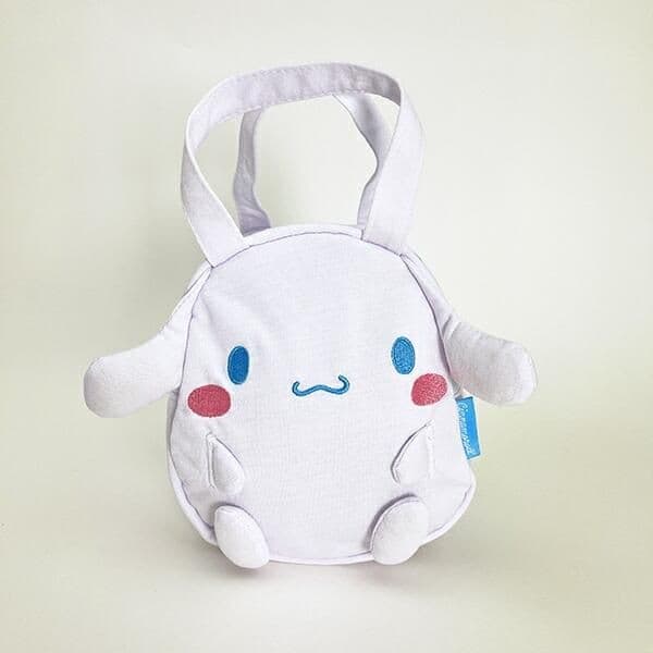 サンリオのかわいいフェイスデザインにきゅん。サンリオのダイカットバッグをもって、かわいく目立つかも。