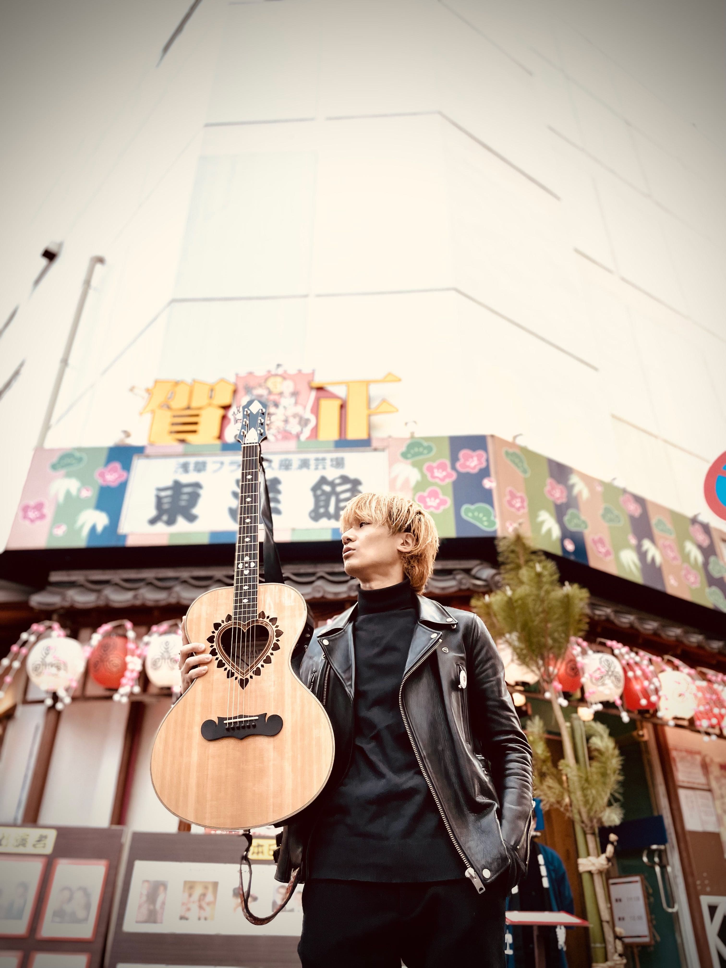 a flood of circle 佐々木亮介が『浅草フランス座演芸場東洋館』にて真剣勝負の弾き語り2マンイベントを始動！初回ゲストは中田裕二