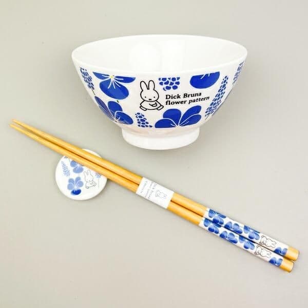 ミッフィーと九谷焼がコラボ。箸置きと一緒に、花柄ミッフィーのお箸もオススメ。