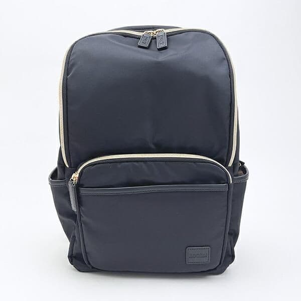 ムーミンのシンプルで大人っぽいリュック。ブラックカラーにさりげないムーミンデザインがおしゃれすぎます。