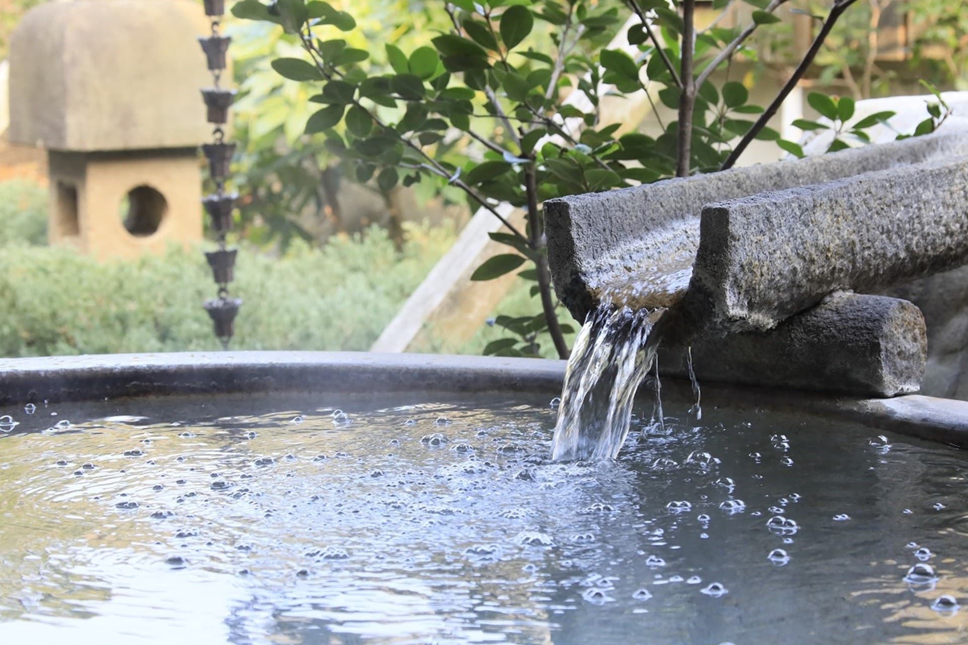 もっと“おこもり旅”湯河原温泉の旅館が「半露天風呂付客室」を増室　TVのない客室で心を満たす休日｜2025年12月18日