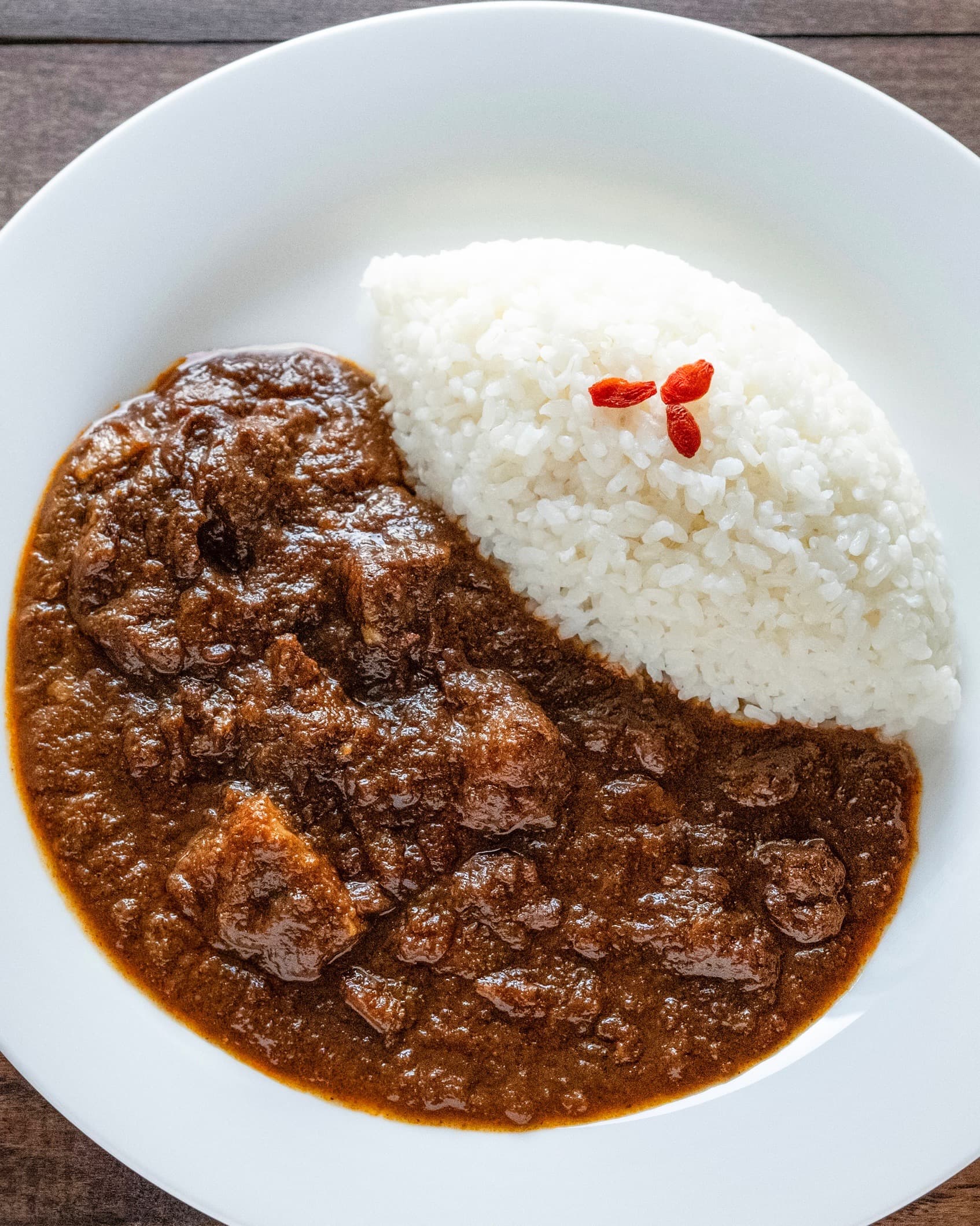 自由が丘【カメラマン店主が手がける牛すじカレー】「カガさんの牛すじカレー」オープン