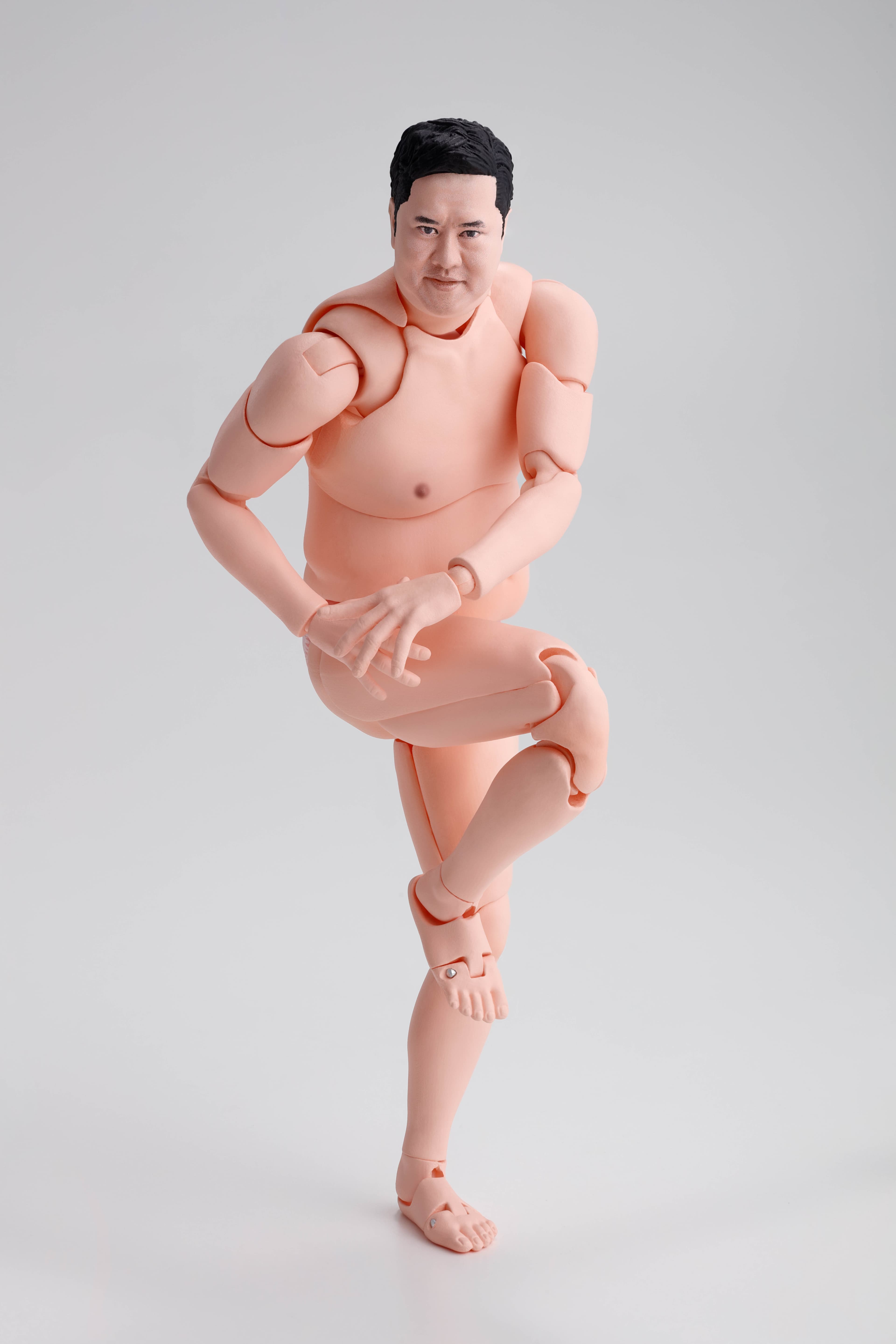 「とにかく明るい安村」の可動フィギュアが予約開始！ “安心して下さい、穿いてますよ。 (Don’t worry, I’m wearing pants!)” ～おなじみのネイキッドポーズをリアルに再現～