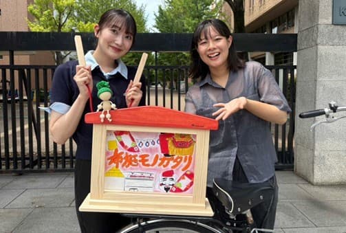 近畿大学総合社会学部生が布施商店街の土曜夜市で街の歴史を語る紙芝居「布施モノガタリ」を上演