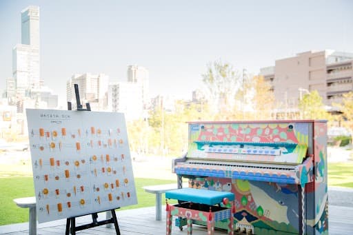 【星野リゾート・ご案内】地元小学生対象　旅するLovePiano特別企画「青空音楽教室」開催（OMO7大阪 by 星野リゾート）