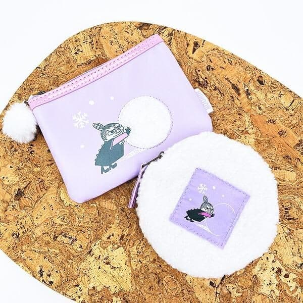 リトルミイのわんぱく姿にきゅん。ふわふわのシープボアで雪玉をイメージしたちょっとお茶目なポーチです。