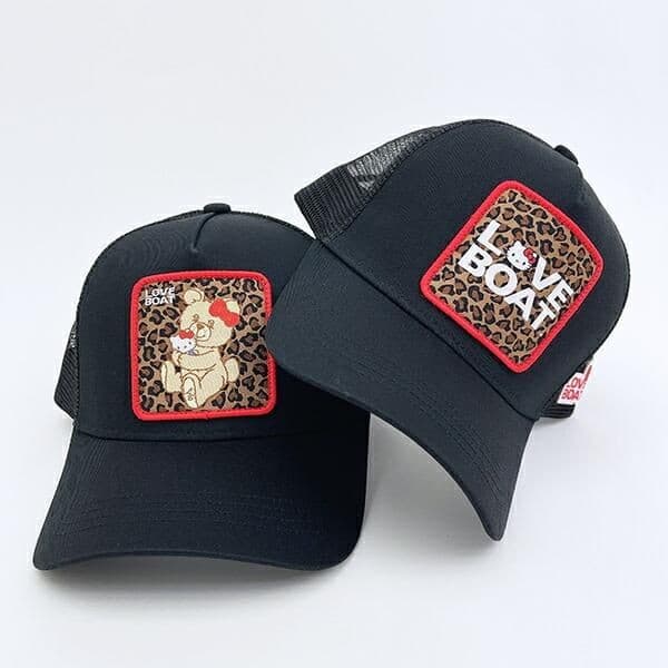 ハロキティ×LOVE BOATのコラボファッションアイテム。ギャルっぽさ全開なアイテムが身に着けるだけでイマドキなアクセントに。