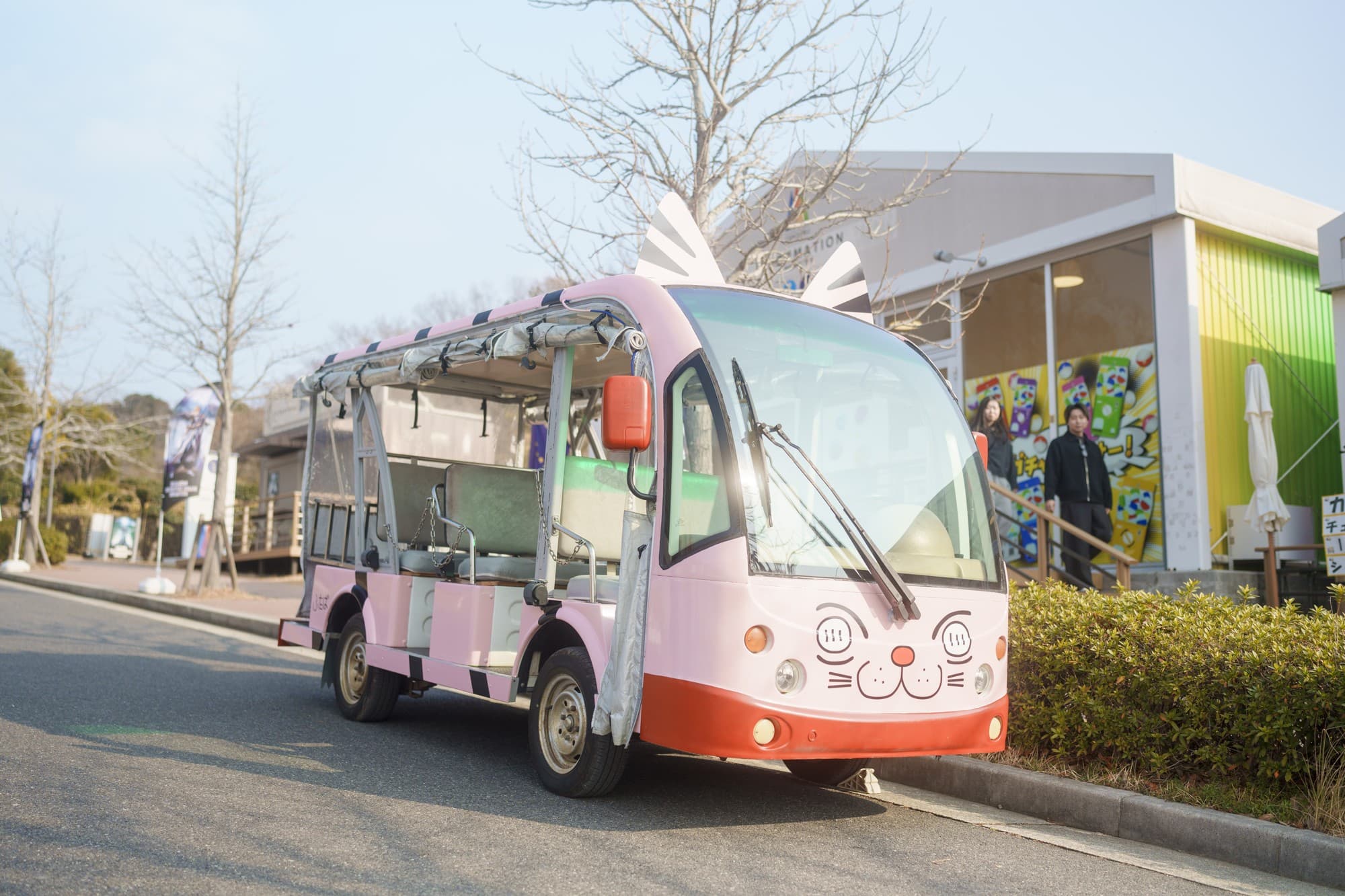  アニメパーク「ニジゲンノモリ」 駐車場からアトラクションまでひとっ飛び！ クレヨンしんちゃんアドベンチャーパーク「ふたば幼稚園トラム」