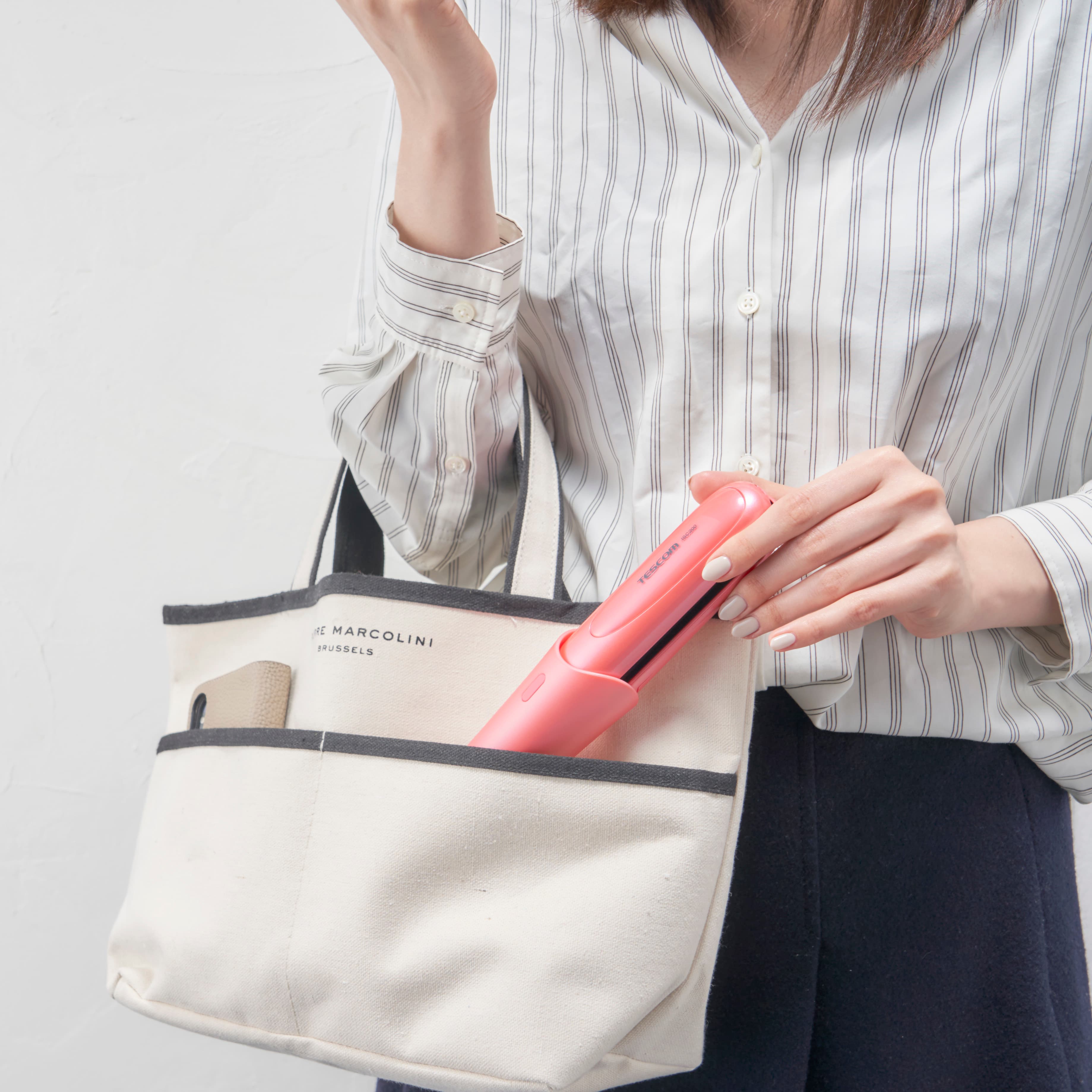 梅雨時期の髪のうねりの悩み解決　 スマホ並みの軽さで外出先でもすぐに使える コードレスヘアーアイロン