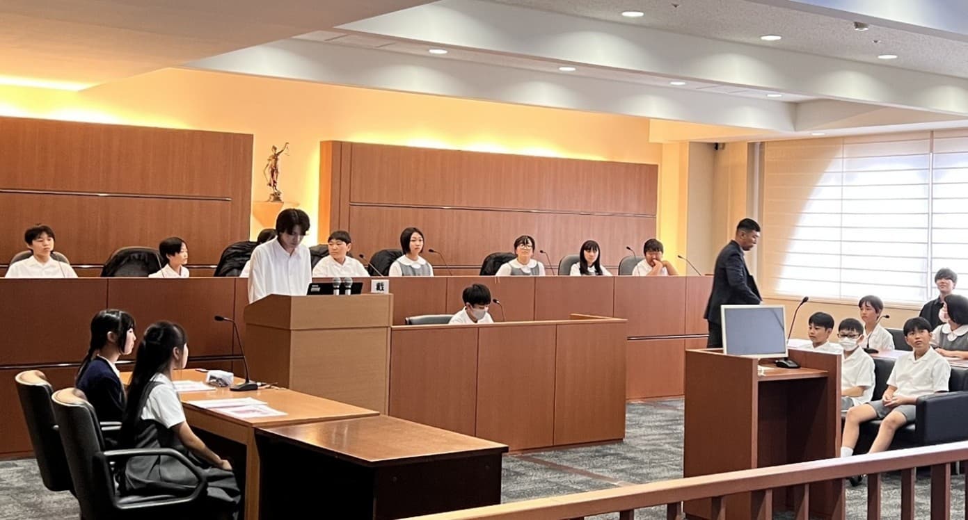 近畿大学附属小学校5年生が、倫理観を養う模擬裁判を体験　大学の法廷教室で裁判官や弁護人に扮し、物事を深く考える