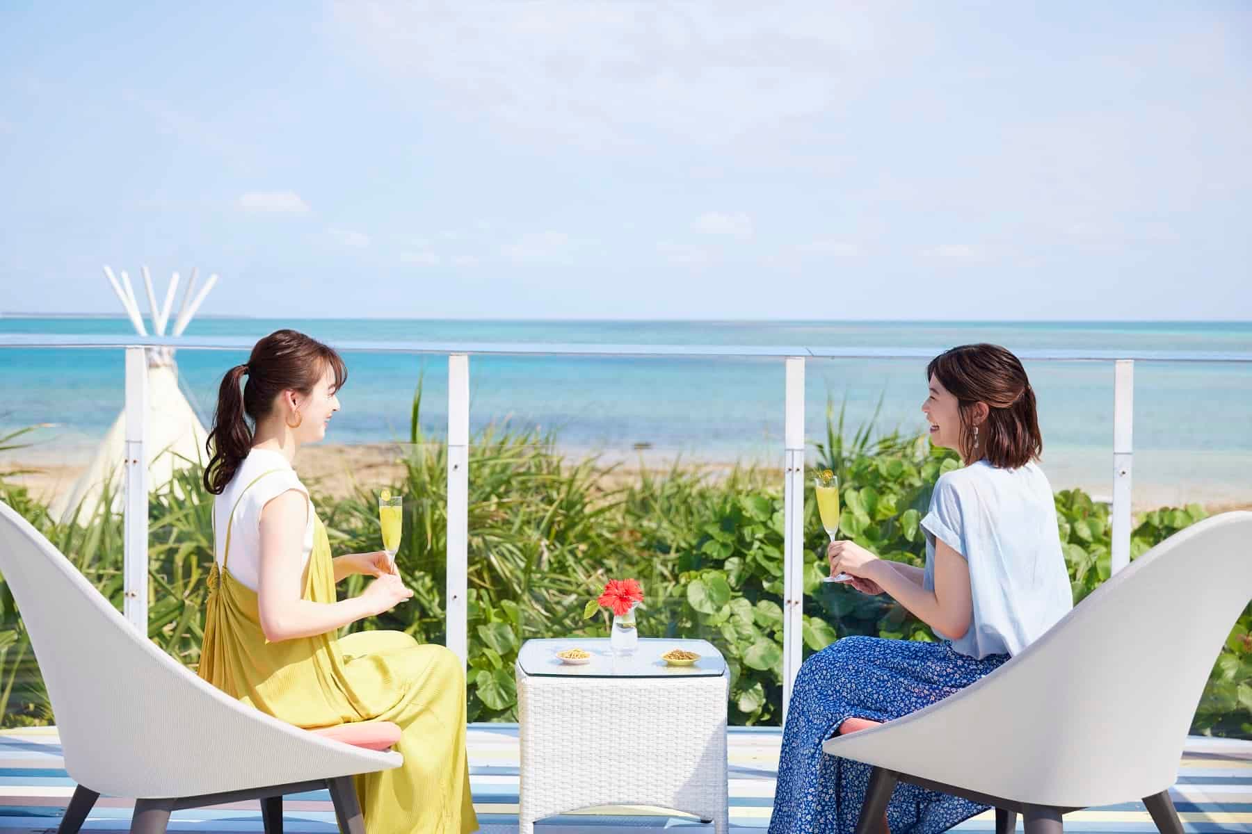 【リゾナーレ小浜島】ガジュマルツリーテラスで、コバルトブルーの海を見ながらお酒を楽しめる「海風アペロ」開催｜期間：2022年9月1日～30日