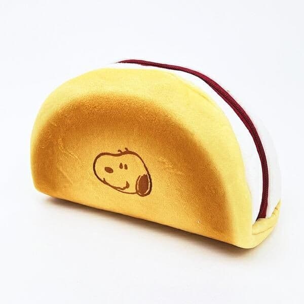 大人女子も大好きなスイーツがモチーフ、スヌーピーのクリームサンドポーチはインパクト抜群！本物が食べたくなるデザインです。