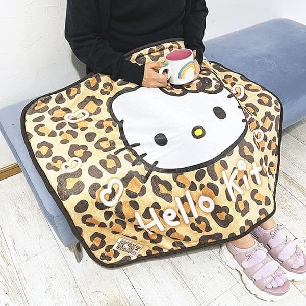 ふわふわあったかいサンリオのブランケット。かわいいキャラクターたちが足元を冷えから守ってくれます。
