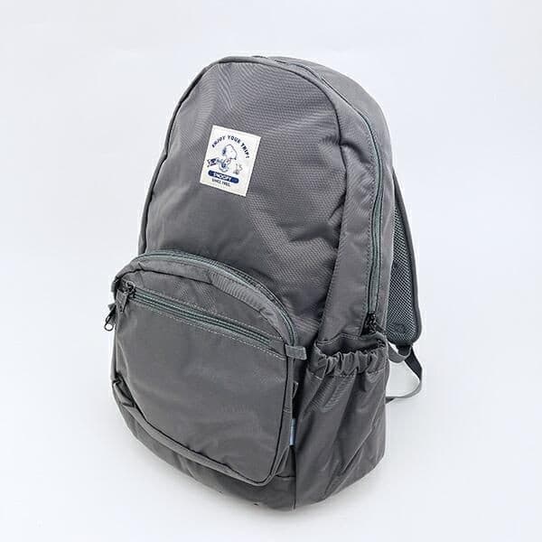 スヌーピーのシンプルで使いやすい黒やグレーのリュックサック2選!大容量のため通勤や出張、旅行など様々な場面で大活躍。