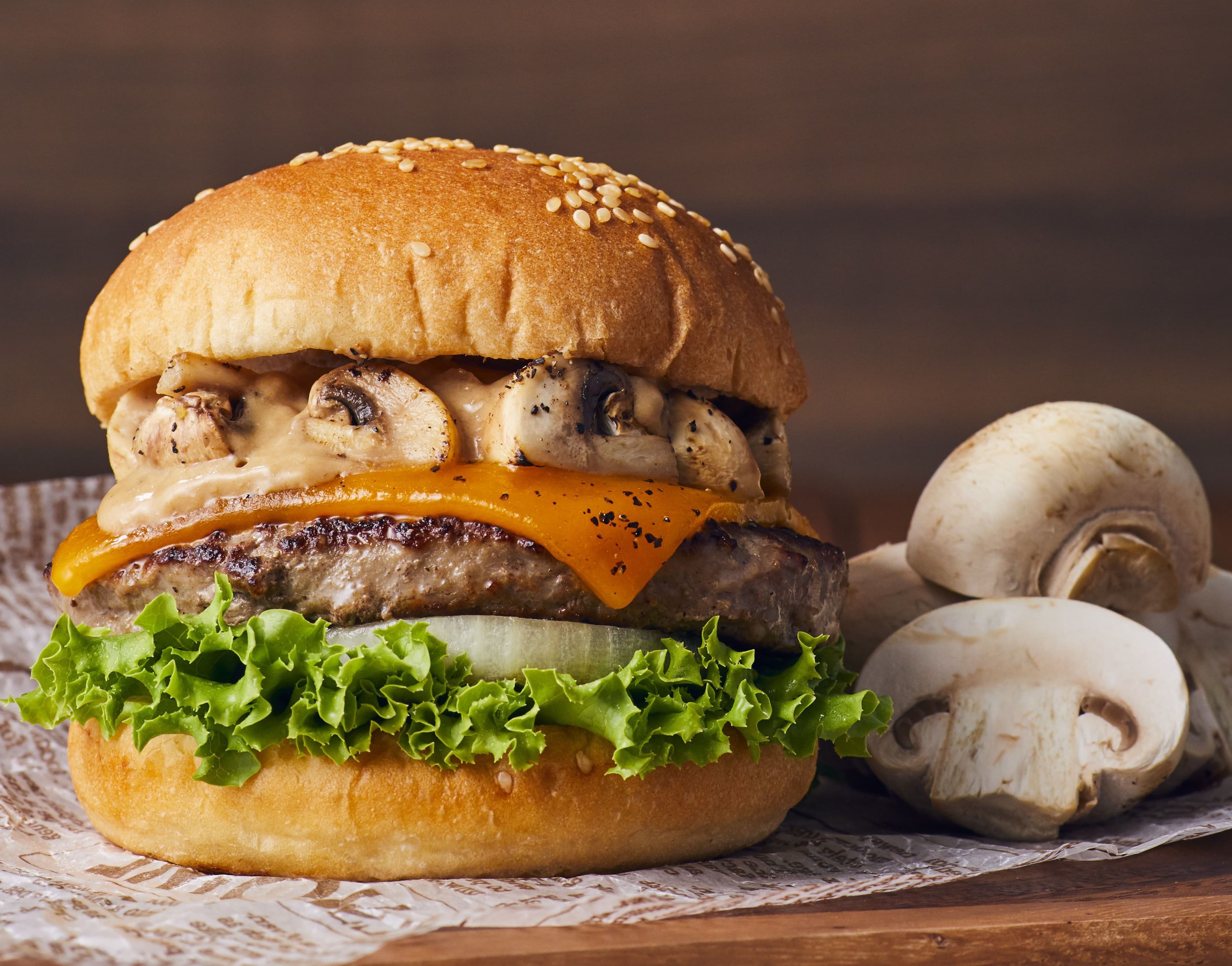 ＜フレッシュネスバーガー＞秋限定！ とろ～りチーズと濃厚ポルチーニソースのメチャうまバーガー！ 「クラシックマッシュルームチーズバーガー」期間限定発売