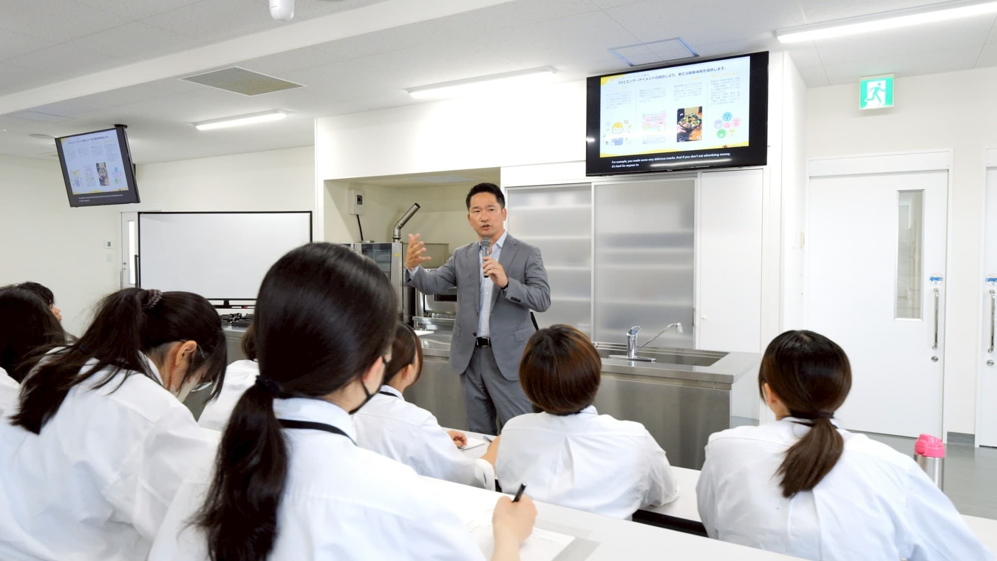 「食・お金・エンタメ」から学ぶ飲食業界と経営の実践授業 国際ビジネス学院でストラク株式会社代表 渡辺大河が特別講義